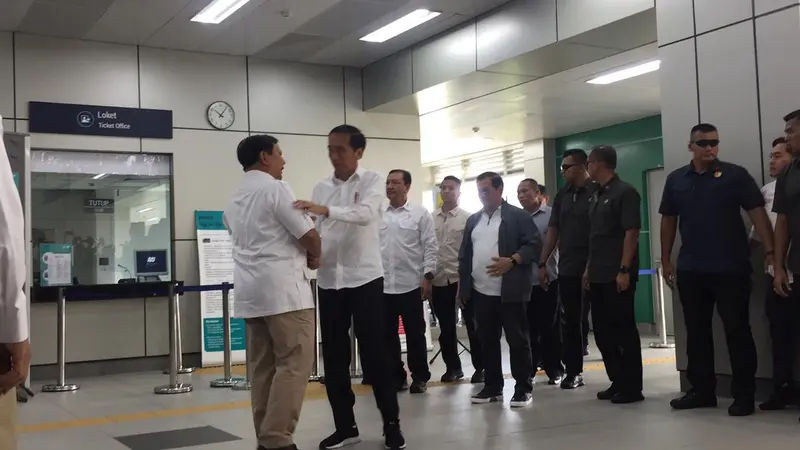 Presiden terpilih Joko Widodo (Jokowi) dan Prabowo Subianto akhirnya bertemu di Stasiun MRT Lebak Bulus.