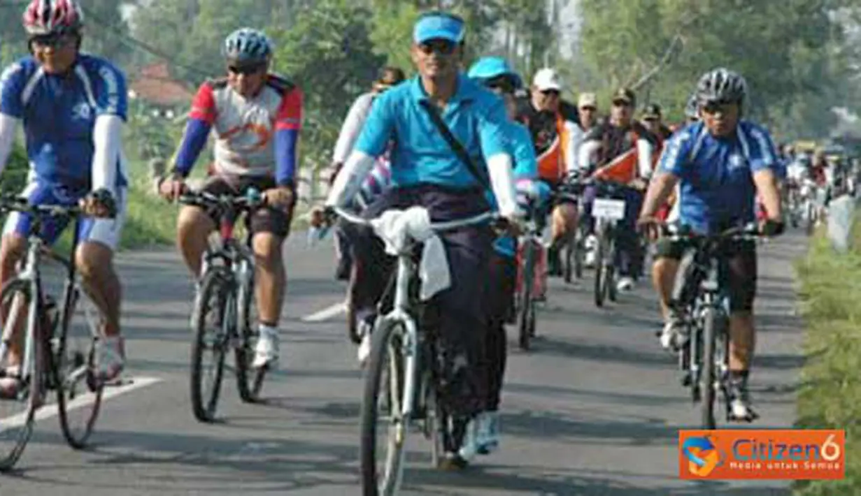Citizen6, Surabaya: Dankobangdikal bersama rombongan sepeda santai sedang melintasi jalan-jalan di daerah Kecamatan Kamal, Madura.(Pengirim: Penerangan Kobangdikal)