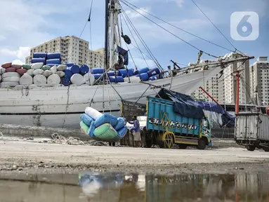 Aktivitas pekerja saat bongkar muat kapal di Pelabuhan Sunda Kelapa, Jakarta, Senin (29/11/2021). Kementerian Perdagangan mencatat nilai neraca perdagangan Indonesia mengalami surplus tertinggi sepanjang sejarah yaitu sebesar 30,81 miliar USD pada Januari-Oktober 2021. (merdeka.com/Iqbal S. Nugroho)