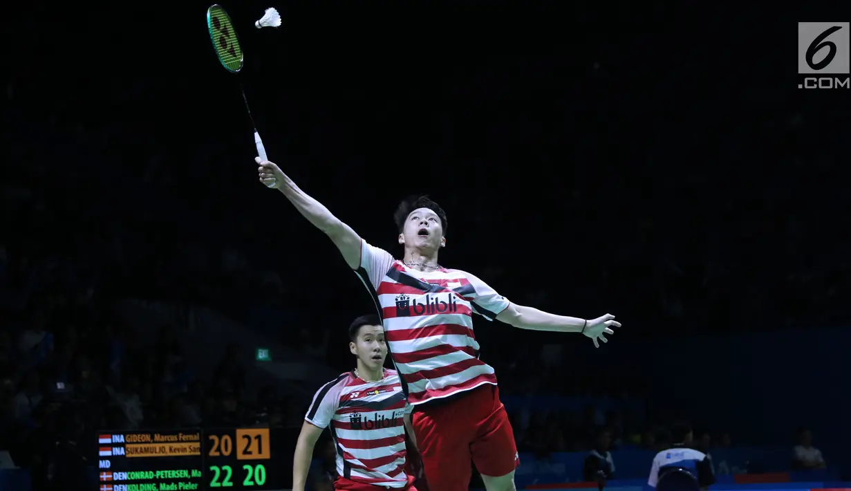 Ganda putra Indonesia, Kevin Sanjaya Sukomuljo/Marcus F Gideon melakukan smesh ke Mads Conrad Petersen/Mads Pieter Kolding (Denmark) di 8 besar Indonesia Open 2018, Istora GBK, Jumat (6/7). Kevin/Marcus unggul. (Liputan6.com/Helmi Fithriansyah)