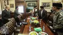 Ketua PBNU Said Aqil Siradj beserta jajarannya menyambut kedatangan Joseph R Donovan di Gedung PBNU, Jakarta, Kamis (2/2). Kedatangan Joseph R Donovan ke PBNU sebagai perkenalan (Dubes) AS untuk Indonesia yang baru. (Liputan6.com/Faizal Fanani)