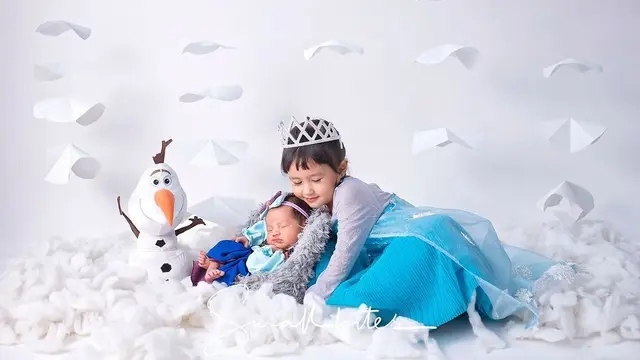 Khalisa dan Khadeejah anak Kartika Putri jalani pemotretan bertema Frozen (Foto: Instagram @kartikaputriworld)