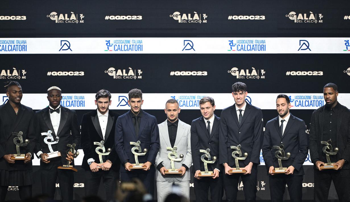 Dari kiri: Pemain AC Milan Rafael Leao, pemain Napoli Victor Osimhen, pemain Napoli Khvicha Kvaratskhelia, pemain Napoli Giovanni Di Lorenzo, pemain Napoli Stanislav Lobotka, pemain Inter Milan Nicolo Barella, pemain Inter Milan Alessandro Bastoni, pemain Inter Milan Hakan Calhanoglu, dan pemain AC Milan Mike Maignan berpose saat Italian Footballers Association (AIC) Awards 2023 di Milan, Italia, Selasa (05/12/2023) WIB. (AFP/Marco Bertorello)