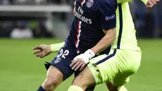 Luiz Suarez mengecoh lawannya dengan memasukkan bola di antara ruang kedua kaki Luiz ( FRANCK FIFE / AFP)