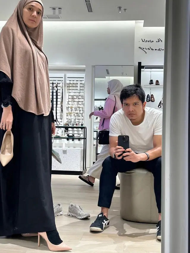 Dhini Aminarti Konsisten Kenakan Kerudung Panjang. [@dhiniaminarti]