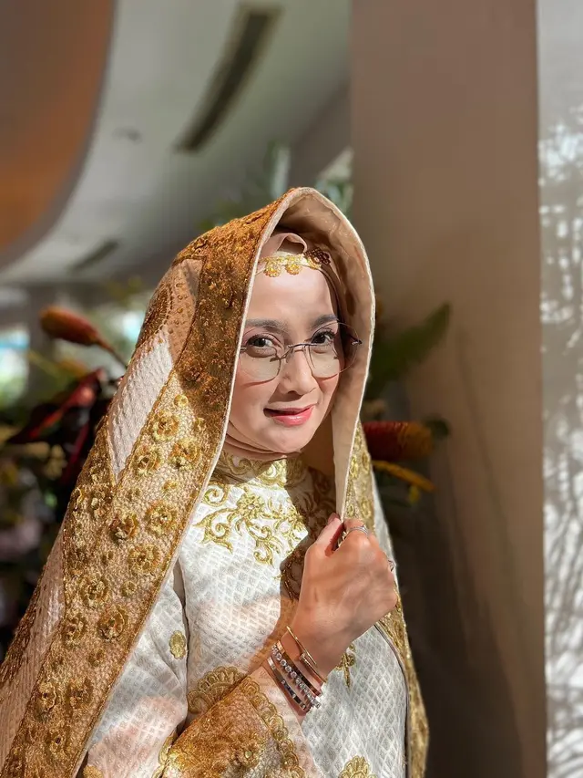 Desy Ratnasari Kenakan Busana Adat Minang, Memesona di Usia Hampir