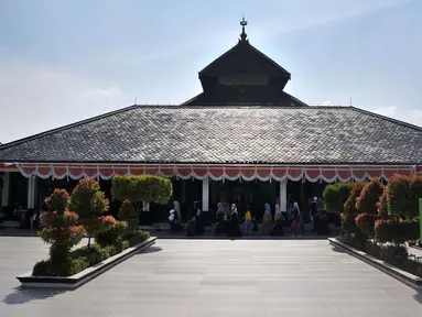 Suasana Masjid Agung Demak di Bintoro, Demak, Jawa Tengah, pada akhir Maret lalu. Masjid Agung Demak merupakan masjid kuno yang dibangun oleh Raden Patah dari Kerajaan Demak dibantu para Walisongo pada abad ke-15 Masehi. (merdeka.com/Iqbal S. Nugroho)