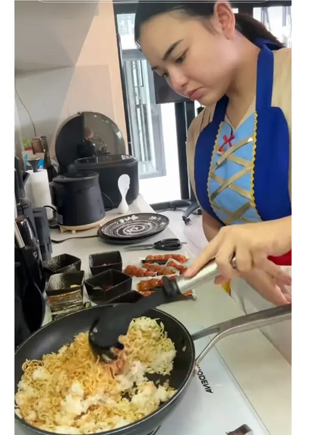 6 Potret Dapur Amanda Manopo, Cozy untuk Masak Menu Favorit Kenny Austin