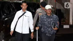 Penangkapan dilakukan dalam kegiatan senyap Operasi Tangkap Tangan (OTT). Tampak dalam foto, Bupati Lampung Tengah, Ardito Wijaya (kanan) digiring petugas saat tiba di Gedung Merah Putih Komisi Pemberantasan Korupsi (KPK), Jakarta, Rabu (10/12/2025). (Liputan6.com/Helmi Fithriansyah)