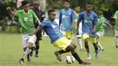 Pemain SSB Hatu berebut bola dengan pemain SSB Maehanu pada semifinal turnamen Liga Remaja UC News di Lapangan Masariku Yonif 733, Ambon, Rabu (29/11/2017). (Bola.com/Peksi Cahyo)