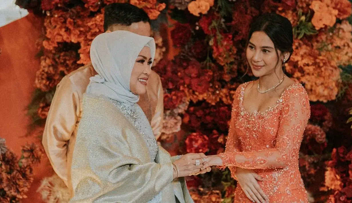 Momen penyematan cincin ke jari manis Adinda Thomas, terlihat sangat bahagia, artis kelahiran 8 Agustus 1993 ini makin cantik. Selain penampilan dan paras memesona Adinda Thomas, dekorasi tempat lamaran yang penuh bunga dan selaras dengan warna tema lamarannya juga tak lepas dari perhatian. Konsep dan warna acara lamaran ini memang sesuai dengan kepribadian dari Adinda Thomas. (Liputan6.com/IG/@adindathomas)