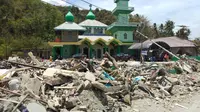 Masjid Babul Jannah di loli Saluran, Banawa, Kabupaten Donggala menarik perhatian warga. Tempat ibadah in menjadi saksi bisu dahsyatnya gempa dan tsunami menerjang Palu dan Donggala, Jumat 28 September 2018.