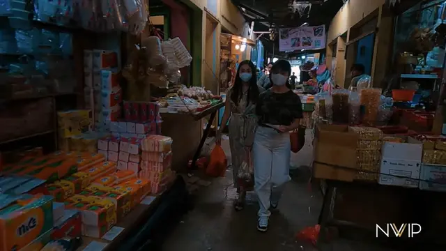 Nikita Willy dan Winona belanja di pasar tradisional. (Foto: YouTube/Nikita Willy Official)