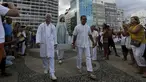 Sejumlah pengikut agama Afro - Brazilian Umbanda membawa persembahan untuk Iemanja, di Pantai Copacabana di Rio de Janeiro, Brasil, (29/12). Iemanja merupakan dewi laut yang dipuja oleh agama tersebut. (REUTERS/Ricardo Moraes)