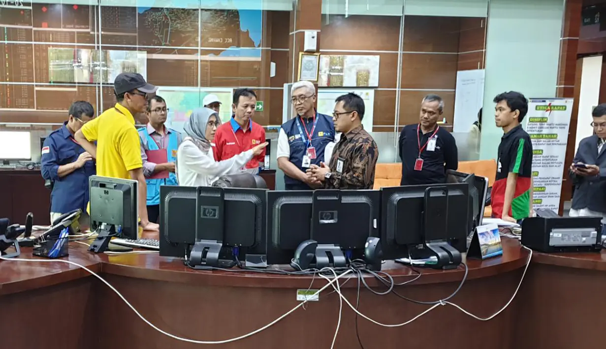 Plt Direktur Utama PLN Sripeni Inten Cahyani melakukan sidak memastikan pasokan listrik saat pelantikan Jokowi-Ma'ruf Amin di UPB (Unit Pengatur Beban) Cawang, Jakarta, Minggu (20/10/2019).  PLN menyebut sedang siaga pada H-2 hingga H+1 pelantikan presiden. (Dok. PLN)