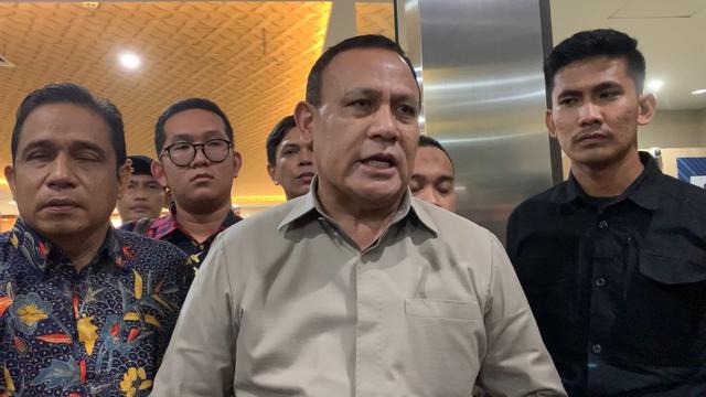 Ketua Komisi Pemberantasan Korupsi (KPK) non-aktif Firli Bahuri di Bareskrim Polri, Jumat (1/12) (Bachtiarudin Alam/Merdeka.com)
