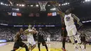 Pemain Golden State Warriors, Kevin Durant #35 melakukan tembakan saat dihadang pemain Toronto Raptors pada lanjutan NBA basketball game di Oracle Arena, (28/12/2016). Warriors menang 121-111. (AP/Jeff Chiu)