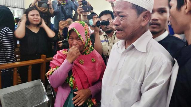 Petani miskin pembakar lahan menangis usai divonis bebas oleh majelis hakim Pengadilan Negeri Pekanbaru.