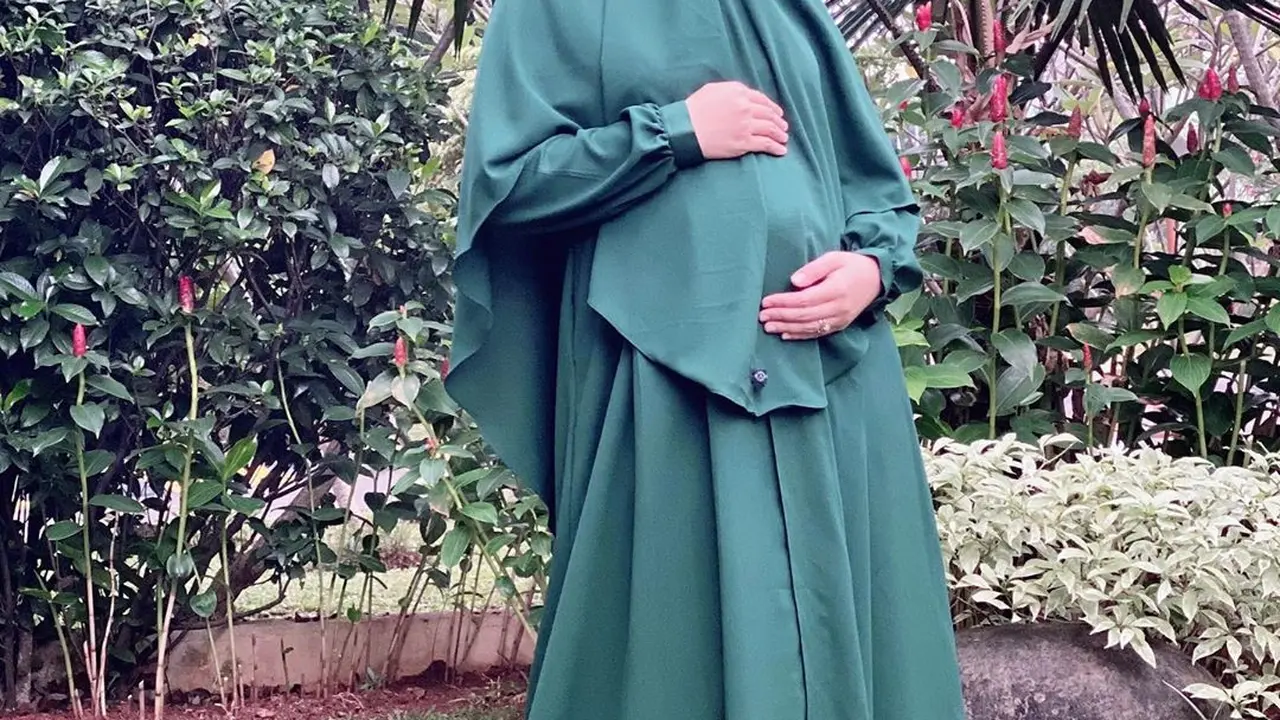 Hamil Anak Ke-4, Ini 6 Potret Oki Setiana Dewi Pamer Baby Bump