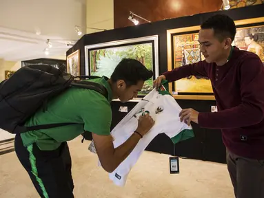Pemain Timnas Indonesia, Septian David, memberikan tanda tangan kepada suporter yang menunggu di Hotel Sultan, Jakarta, Selasa (13/11). Timnas Indonesia akan melawan Timor Leste pada laga Piala AFF 2018. (Bola.com/Vitalis Yogi Trisna)