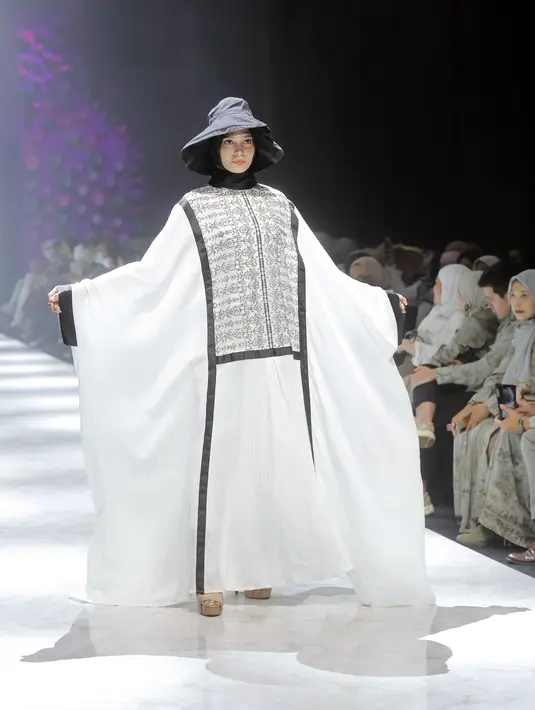 Sejumlah publik figur pun digandeng Ranti Bubu untuk memperagakan hasil rancangannya di runway. Diantaranya adalah Ustaz Koh Dennis Liem beserta istrinya yaitu ustazah Yunda Faisyah, penyanyi Ekhsan dan Turah Parthayana. [Foto: Bambang E. Ros/Fimela.com]