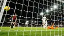 Kiper Leeds United Illan Meslier (kanan) gagal menyelamatkan gawangnya dari pemain Manchester City Erling Haaland pada pertandingan sepak bola Liga Inggris di Stadion Elland Road, Leeds, Inggris, 28 Desember 2022. Manchester City mengalahkan Leeds United dengan skor 3-1. (AP Photo/Jon Super)