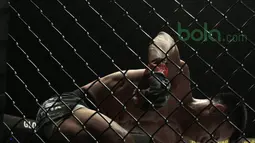Aksi Stefer Rahardian memukul lawannya Himanau Kaushik pada ajang One Championship 2018 di Jakarta Convention Center, Sabtu (12/5/2018). Stefer Rahardian mudah pada menit kedua ronde pertama. (Bola.com/Nick Hanoatubun)