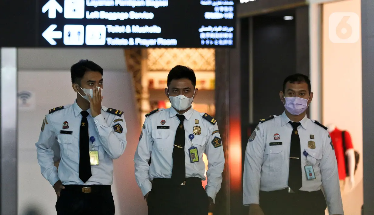 Petugas Imigrasi bandara menggunakan masker pelindung saat berada di Pintu Kedatangan Terminal 3 Ultimate Bandara Soekarno Hatta, Tangerang, Jumat (31/1/2020). Hal itu dilakukan sebagai antisipasi penularan dan penyebaran virus corona (2019-nCov). (Liputan6.com/Johan Tallo)