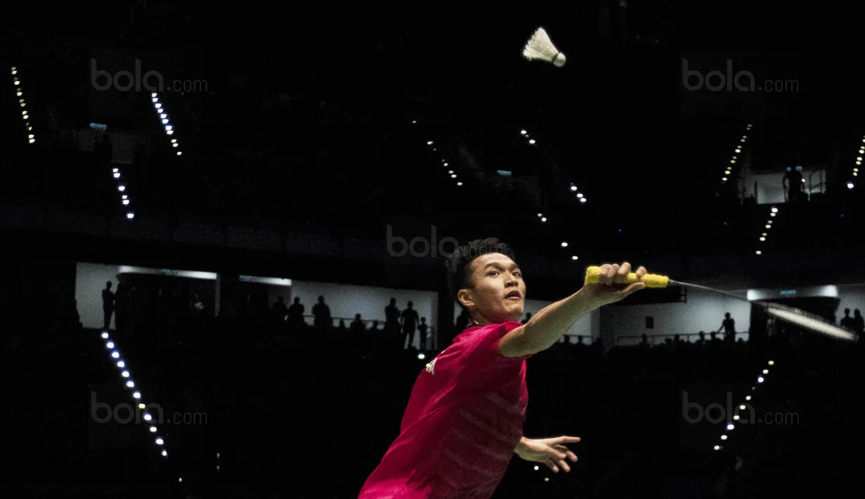 Tunggal putra Indonesia, Jonatan Christie, saat bertanding melawan pemain Thailand, Khosit Phetpradab, di Axiata Arena, Kuala Lumpur, Selasa (29/8/2017). Jonatan Christie menang 21-19, 21-10 atas Khosit Phetpradab. (Bola.com/Vitalis Yogi Trisna)