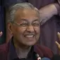 Perdana Menteri Malaysia Mahathir Mohamad memberi isyarat saat berbicara dalam konferensi pers di Putrajaya, Malaysia, Sabtu (22/2/2020). Mahathir Mohamad mengirimkan surat pengunduran diri sebagai Perdana Menteri ke Raja Malaysia pada Senin (24/2/2020). (AP Photo/Vincent Thian)