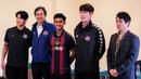 <p>(Dari kiri ke kanan) Kapten Suwon FC Lee yong, General Manager Suwon FC Choi Sun-ho, pemain baru Suwon FC Pratama Arhan, Pelatih kepala Suwon FC Kim Eun-joong, dan pihak agensi Nest Kim Jun-yup berfoto bersama saat perkenalan pemain baru Suwon FC yang berlangsung di Hotel Sultan, Jakarta, Kamis (15/02/2024) WIB. (Bola.com/Bagaskara Lazuardi)</p>
