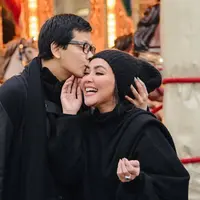 Armand Maulana dan Dewi Gita terlihat sering menghabiskan waktu bersama untuk berlibur keluar negeri. Salah satunya saat mereka berada di Venezia. Armand Maulana terlihat mencium kening Dewi Gita. (Liputan6.com/IG/@dewigita01)