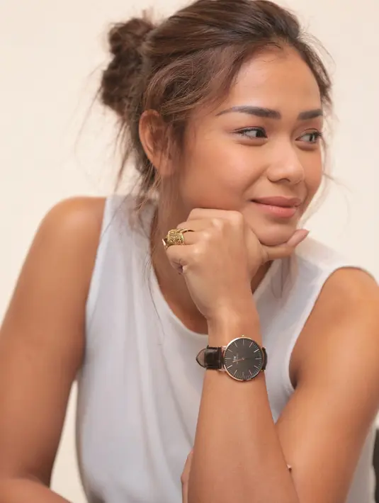 Tidak hanya akting, Adinia Wirasti juga belajar masak. Terkait belajar masak tersebut, guna bisa lebih mendalami peran yang dilakoni dalam film Satu Hari Nanti. Ia berperan sebagai Alya. (Adrian Putra/Bintang.com)