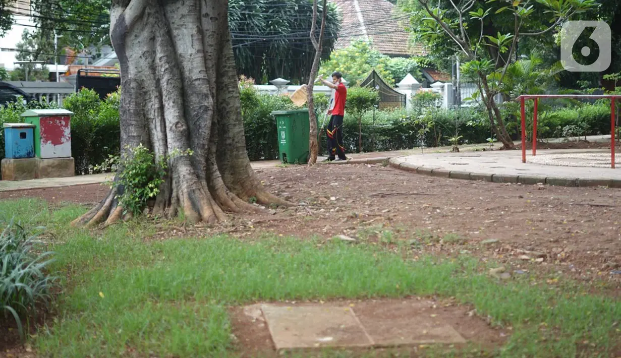 Suasana Ruang Publik Terpadu Ramah Anak (RPTRA) Amir Hamzah yang ditutup di kawasan Menteng, Jakarta, Selasa (21/4/2020). Pemerintah Provinsi (Pemprov) DKI Jakarta menutup RPTRA di masa penerapan Pembatasan Sosial Berskala Besar (PSBB). (Liputan6.com/Immanuel Antonius)