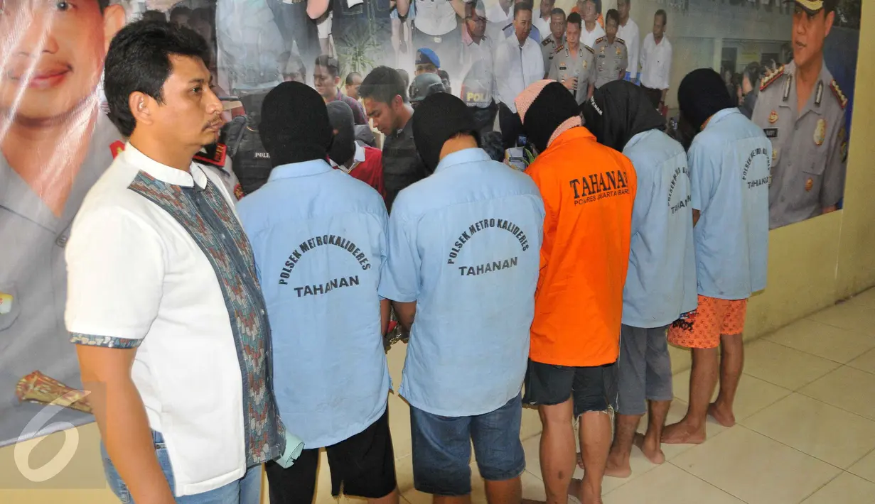 Polres Jakarta Barat merilis uang palsu, Jakarta, Jumat (25/9/2015). Tersangka dan barang bukti alat pencetak uang palsu berhasil diamankan petugas. (Liputan6.com/Gempur M Surya)