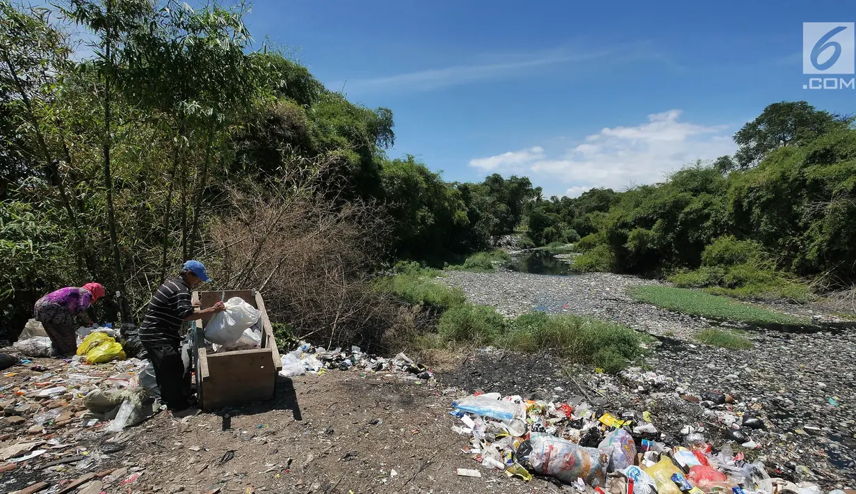 Pemulung menaruh sampah di Sungai Citarum Lama di kawasan Cicukang, Bandung, Jawa Barat, Rabu (3/4). Pemerintah berencana merevitalisasi Sungai Citarum dalam enam tahun ke depan. (Liputan6.com/Herman Zakharia)