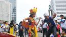 Penari menampilkan seni Tari Pendet khas Bali dalam parade kebudayaan bertajuk 'Kita Indonesia' di kawasan Bundaran HI, Jakarta, Minggu (4/12). Para peserta Parade Kebudayaan tampak antusias menyaksikan tarian itu. (Liputan6.com/Angga Yuniar)