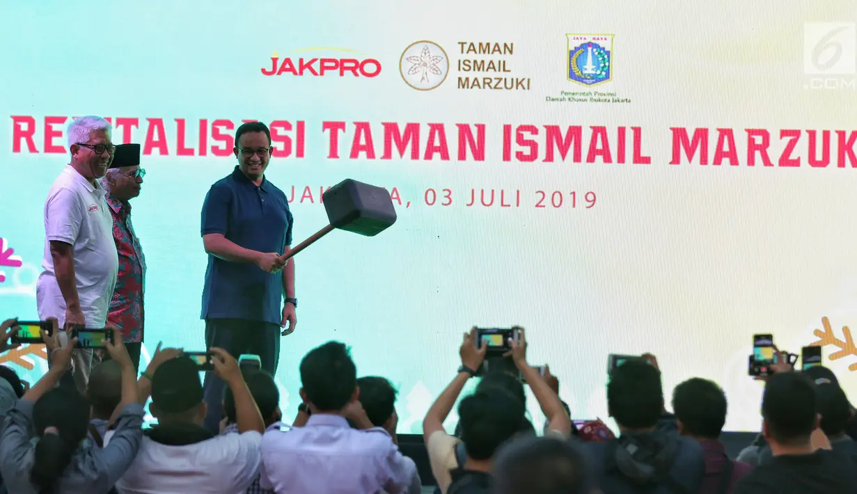 Gubernur DKI Jakarta Anies Baswedan, Dirut PT Jakarta Propertindo Dwi Wahyu Daryoto dan Budayawan Salim Said meresmikan groundbreaking Revitalisasi TIM di Jakarta, Rabu (3/7/2019). Pemprov DKI Jakarta akan revitaliasi TIM dalam rangka mendukung program Pemerintah. (Liputan6.com/Johan Tallo)