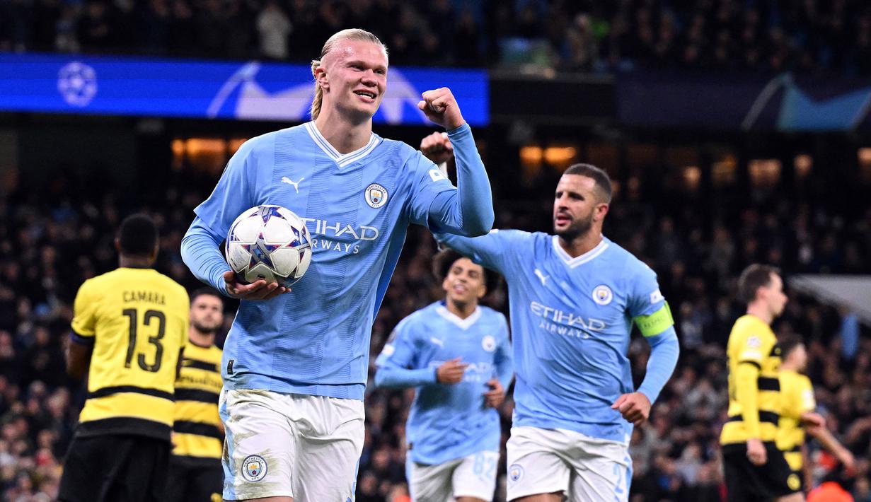 Pemain Manchester City, Erling Haaland (tengah kiri) melakukan selebrasi setelah mencetak gol pertama timnya ke gawang Young Boys pada laga lanjutan Grup G Liga Champions 2023/2024 di Etihad Stadium, Manchester Inggris, Rabu (08/11/2023) WIB. The Cityzens menang dengan skor 3-0. (AFP/Oli Scarff)