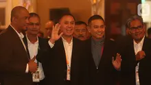 Komjen Pol Mochamad Iriawan atau Iwan Bule melambaikan tangannya saat pembukaan Kongres Luar Biasa (KLB) PSSI di Jakarta, Sabtu (2/11/2019). Mochamad Iriawan resmi menjabat sebagai Ketua Umum PSSI periode 2019-2023 dengan raihan suara mutlak 82 dari jumlah voters 85. (Liputan6.com/Herman Zakharia)