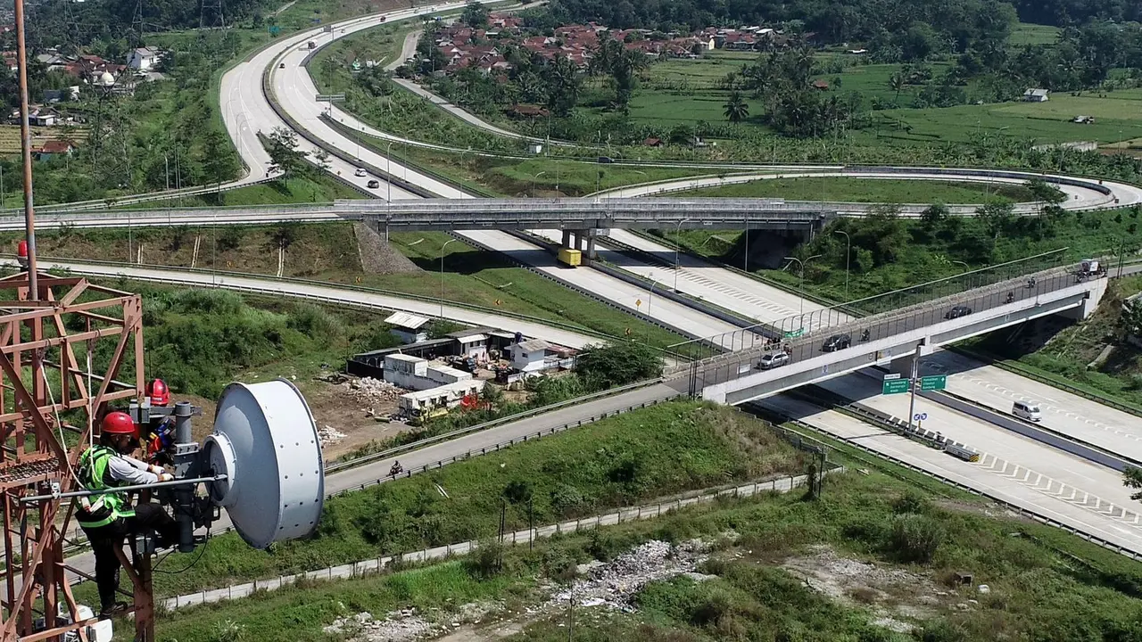 Teknisi XL Axiata memeriksa BTS 4G XL di sekitar tol Cisumdawu yang bakal beroperasi awal Juli 2023.