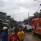 Petugas gabungan membersihkan lumpur akibat banjir di Perumahan Pondok Gede Permai, Jatiasih, Kota Bekasi. (Liputan6.com/Bam Sinulingga)