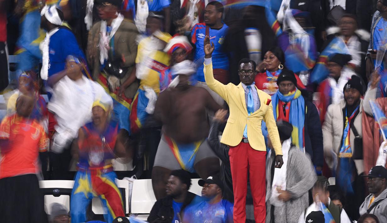 Seorang suporter Republik Demokratik Kongo mencuri perhatian saat mendukung timnya di Piala Afrika 2025. (AFP/Sebastien Bozon)