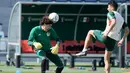 Kiper Meksiko Guillermo Ochoa (kiri) melakukan sundulan di samping Edson Alvarez saat latihan jelang melawan Argentina pada pertandingan sepak bola Grup C Piala Dunia 2022 di Jor, Qatar, Jumat (25/11/2022). Meksiko akan menghadapi Argentina pada 27 November 2022. (AP Photo/Moises Castillo)