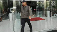 Ketua DPRD Kabupaten Tebo dari Partai Golkar, Agus Rubiyanto usai menjalani pemeriksaan oleh penyidik di gedung KPK, Jakarta, Jumat (6/4). Agus diperiksa sebagai saksi untuk tersangka Gubernur Jambi Zumi Zola. (Merdeka.com/Dwi Narwoko)