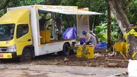 Petugas dari Badan Tenaga Nuklir (BATAN) melakukan  pengerukan atau clean up terhadap tanah yang terpapar zat Cesium atau Cs-137 di Perumahan Batan Indah, Setu, Kota Tangerang Selatan. (Liputan6.com/Pramita Tristiawati)
