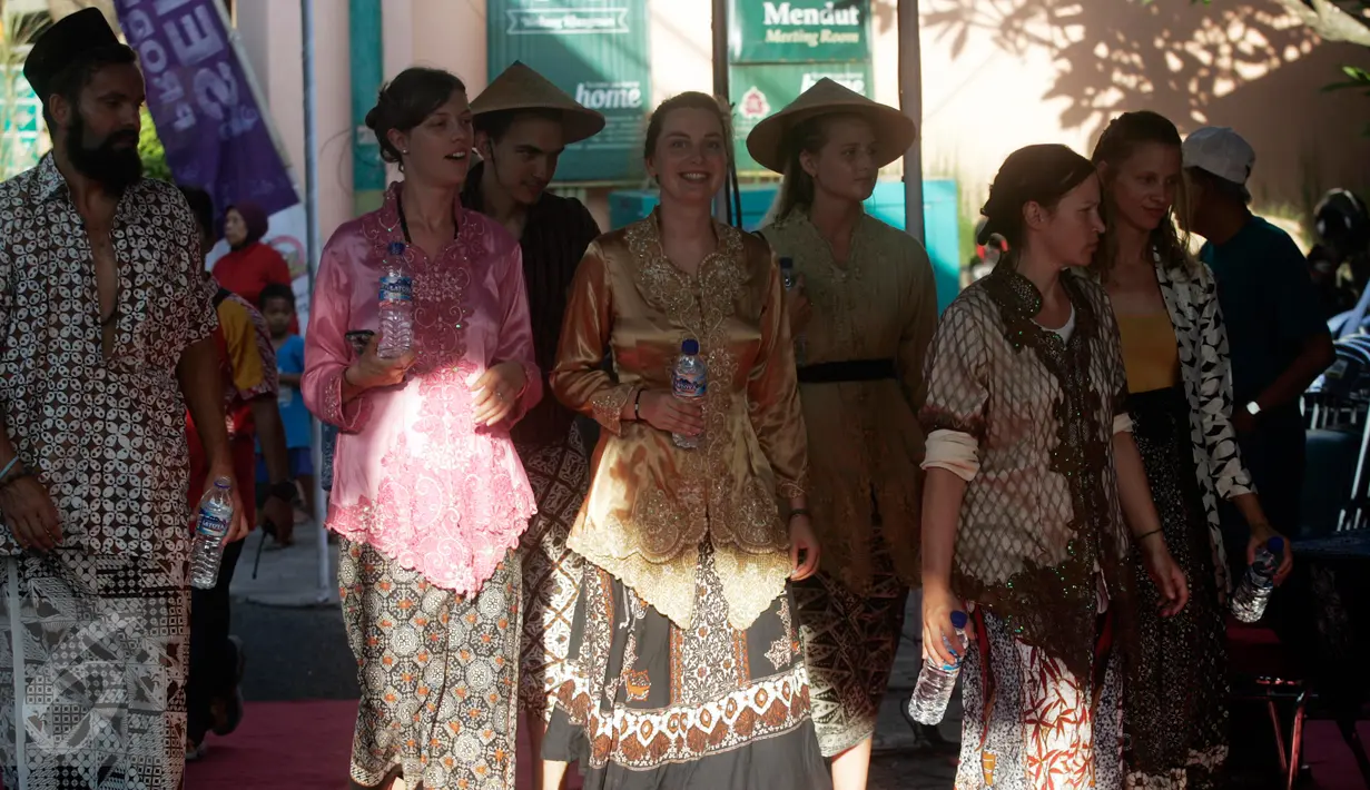 Sejumlah wisatawan asing dengan berbusana ala indonesia mengikuti ferstival Prawirotaman,Yogyakarta, (4/6).Festival di selenggarakan untuk menarik minat kunjungan wisatawan domestik maupun mancanegara.(Boy Harjanto)