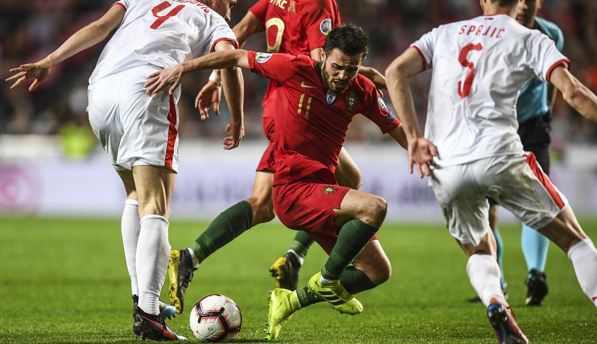 Aksi gelandang Portugal, Bernardo Silva pada laga kedua kualifikasi Piala Eropa 2020 yang berlangsung di Stadion Da Luz, Lisbon, Senin (27/3). Portugal raih hasil imbang 1-1 kontra Serbia. (AFP/Patricia de Melo)