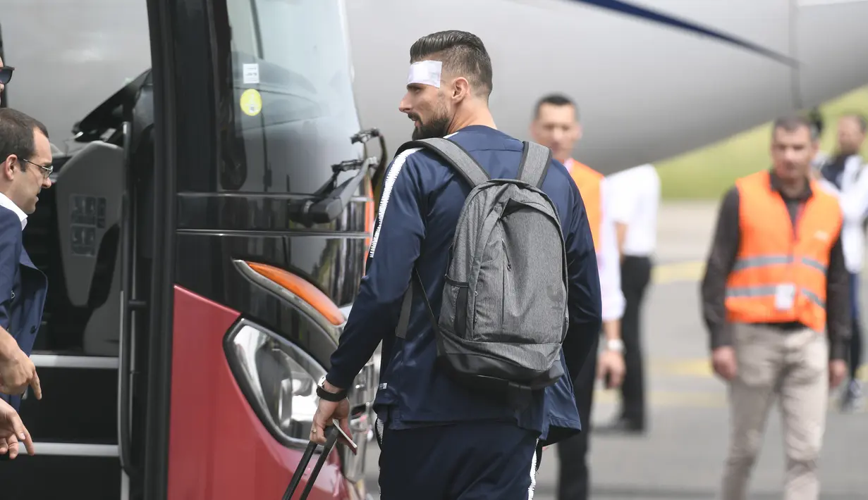 Penyerang Timnas Prancis,  Olivier Giroud membawa kopernya sebelum menaiki pesawat menuju Rusia di bandara Bron, Lyon, Minggu (10/6). Giroud ikut dalam rombongan yang akan berlaga di Piala Dunia 2018 meski sedang kondisi cedera. (AFP/Yuri KADOBNOV)