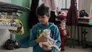 Jumlah pengungsi terus meningkat dengan lebih dari 100.000 dalam satu hari. Tampak dalam foto, seorang anak laki-laki pengungsi yang menghindari serangan udara Israel di Lebanon selatan dan Dahiyeh, di Institut Teknik Bir Hassan yang telah diubah menjadi tempat penampungan, Beirut, Rabu 11 Maret 2026. (AP Photo/Bilal Hussein)